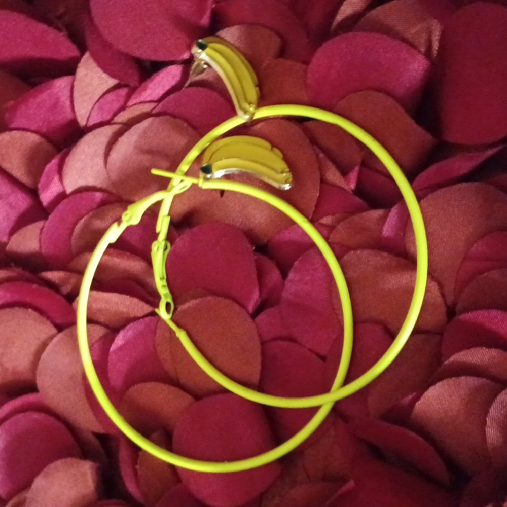 Duo of earrings in a blast of color to lift up during the cooler months 😎